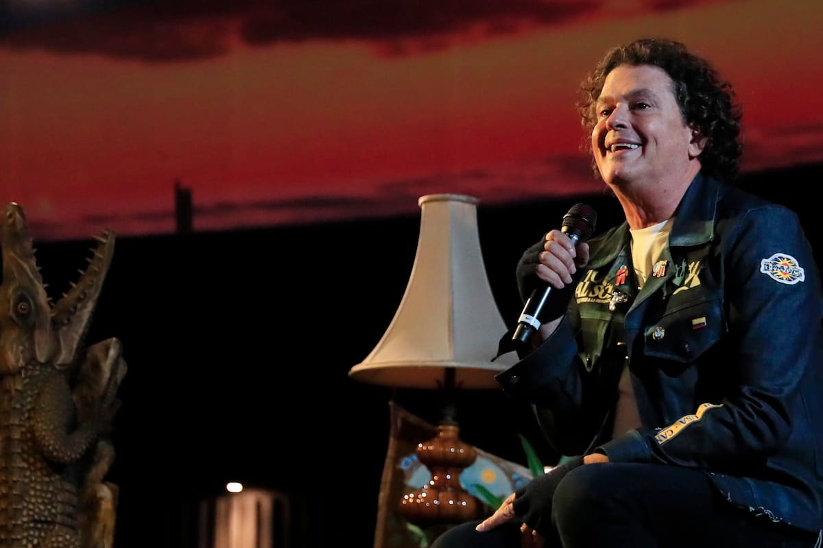 El cantante colombiano Carlos Vives habla en una rueda de prensa este martes, en Bogotá (Colombia). Carlos Vives anunció que, después de ocho años sin girar por el país, vuelve a los escenarios de Colombia con su 'Tour al sol', que tendrá parada en seis ciudades a partir de septiembre de este año. EFE/ Carlos Ortega