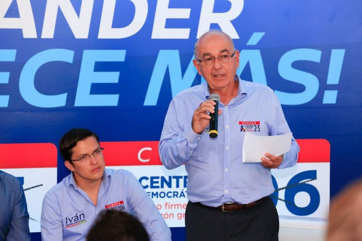 Bajo la consigna de devolver la decencia a lo público, Carlos Alberto Gómez e Iván Aguilar lanzaron su campaña,que busca llegar al voto de opinión. Transparencia y posicionamiento de Santander son su consigna. (Foto: Suministrada / VANGUARDIA LIBERAL.)