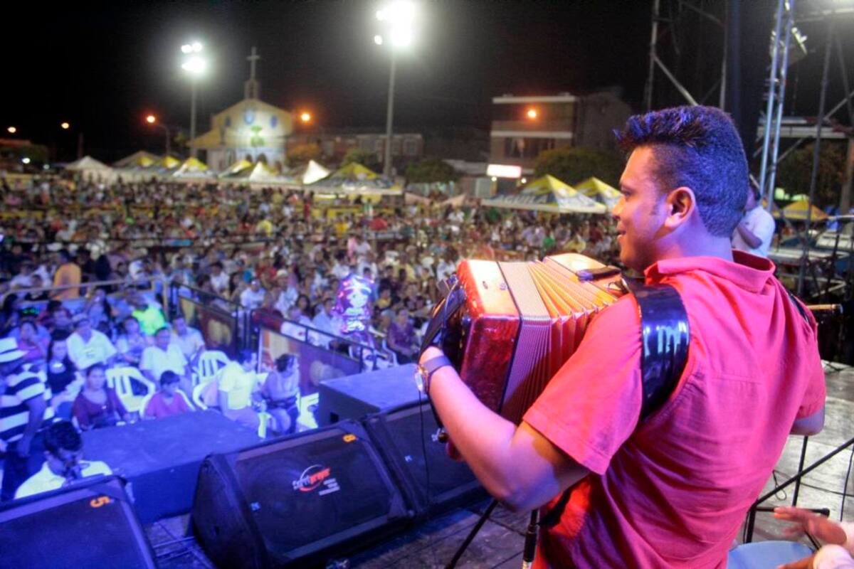 En medio de una muy reñida competencia, que puso a pensar un rato a los jurados, el valduparense Carlos José Mendoza se coronó Rey Vallenato de la versión número 29 del Festival de Acordeones del Río Grande de la Magdalena. (Foto: Cortesía: Jesús Villamizar/VANGUARDIA LIBERAL)