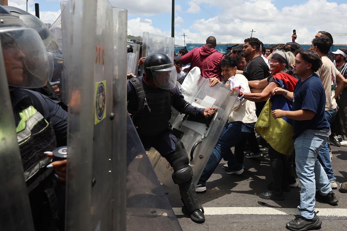 Estudiantes universitarios se enfrentan con integrantes del Cuerpo de Policía Nacional Bolivariana (CPNB) este lunes, durante un homenaje por la muerte de Carmen Navas, en Caracas (Venezuela). Carmen Navas se ha convertido en el símbolo del dolor de los familiares de los presos políticos en Venezuela tras fallecer este domingo días después de que las autoridades confirmaron la muerte de su hijo Víctor Quero, ocurrida diez meses atrás bajo custodia del Estado y de la que no tuvo noticias pese a sus múltiples pedidos de información. EFE/ Miguel Gutiérrez