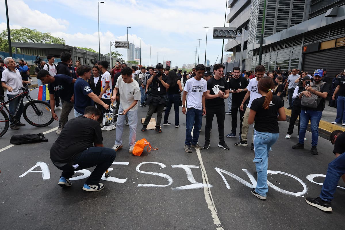 Estudiantes universitarios se manifiestan este lunes, durante un homenaje por la muerte de Carmen Navas, en Caracas (Venezuela). Carmen Navas se ha convertido en el símbolo del dolor de los familiares de los presos políticos en Venezuela tras fallecer este domingo días después de que las autoridades confirmaron la muerte de su hijo Víctor Quero, ocurrida diez meses atrás bajo custodia del Estado y de la que no tuvo noticias pese a sus múltiples pedidos de información. EFE/ Miguel Gutiérrez