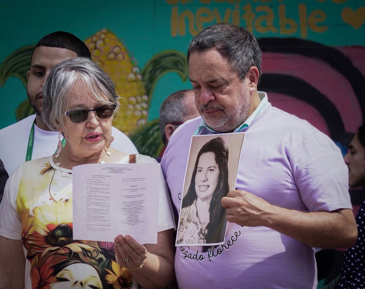 Familiares, organizaciones estudiantiles y defensores de derechos humanos acompañaron hoy la ceremonia en la que Carmenza Landazábal recibió su título póstumo en la UIS.
