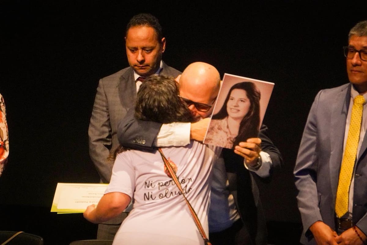 La hija de Carmenza Landazábal recibió hoy el diploma que su madre no pudo terminar. Tenía cinco meses cuando ella desapareció.