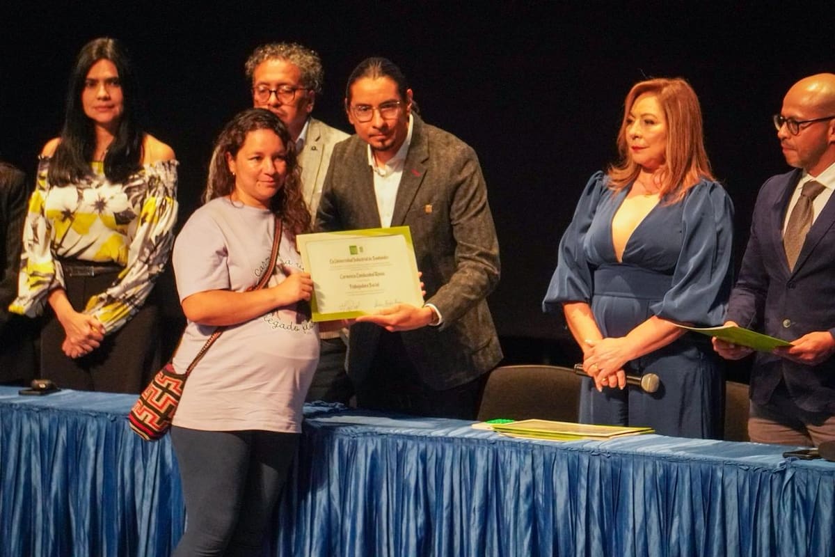 La ceremonia de grados de la Facultad de Ciencias Humanas de la UIS fue el escenario donde 37 años de lucha se convirtieron en un diploma.
