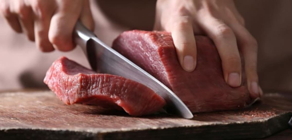 Por generaciones, la cultura gastronómica nos ha condicionado a creer que la excelencia de la res se reduce al lomo, las chatas o la punta de anca. Sin embargo, el verdadero tesoro de los fogones colombianos no habita en los cortes más caros, sino en la paciencia de la cocina lenta.