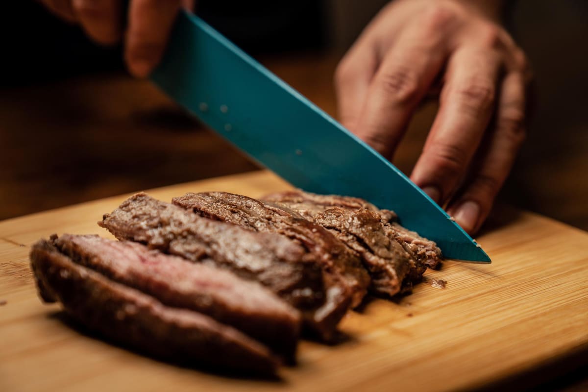 Por generaciones, la cultura gastronómica nos ha condicionado a creer que la excelencia de la res se reduce al lomo, las chatas o la punta de anca. Sin embargo, el verdadero tesoro de los fogones colombianos no habita en los cortes más caros, sino en la paciencia de la cocina lenta.