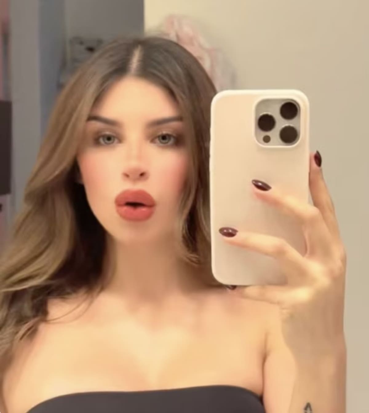 La exreina de belleza Carolina Flores Gómez fue asesinada a balazos por su propia suegra en su departamento de Polanco, frente a su esposo e hijo.