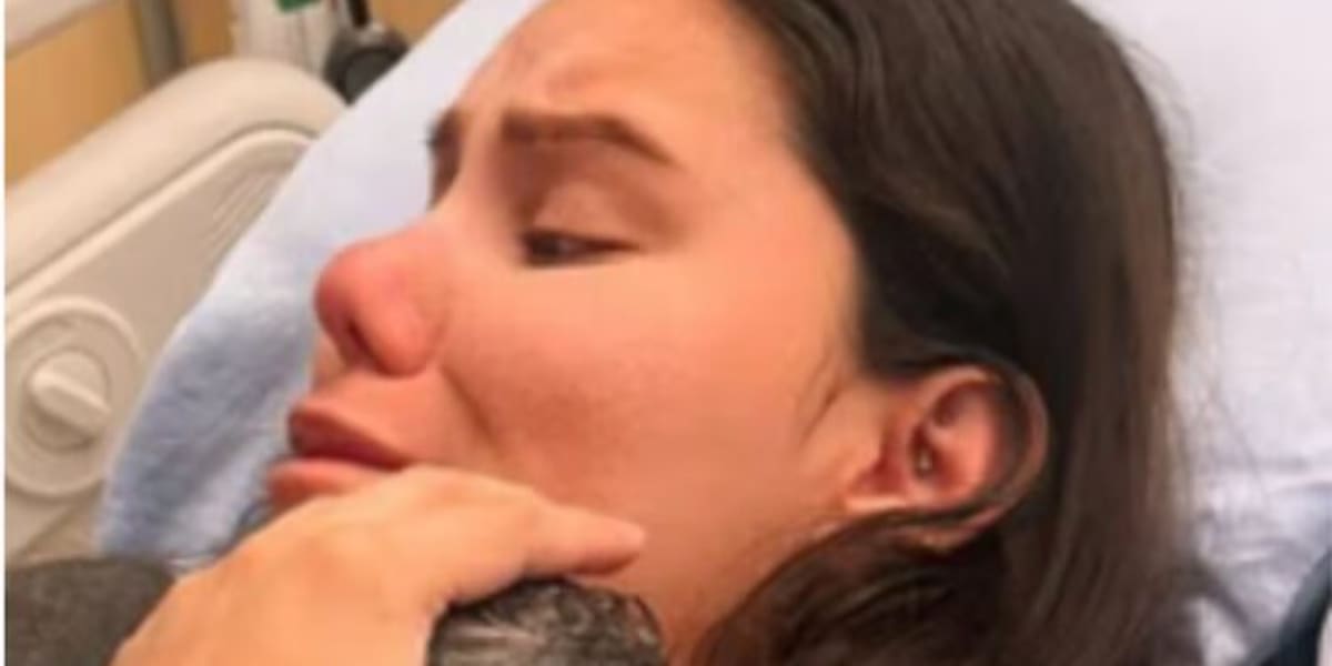 Estaba en trabajo de parto, se quedó dormida por la anestesia que le dieron y dio a luz sin darse cuenta.