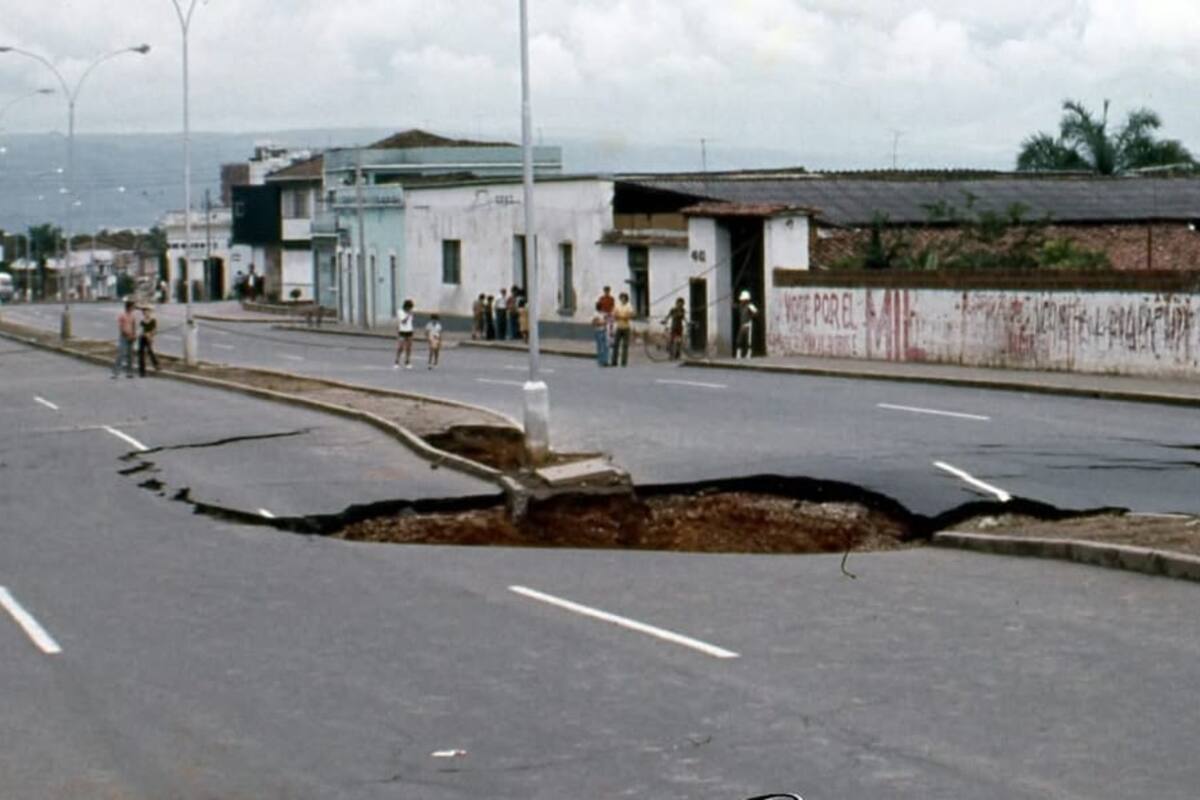 Un tremendo bache se armó, en 1984, en este punto de la carrera 27 con avenida La Rosita. (Archivo / Gavassa/ VANGUARDIA)