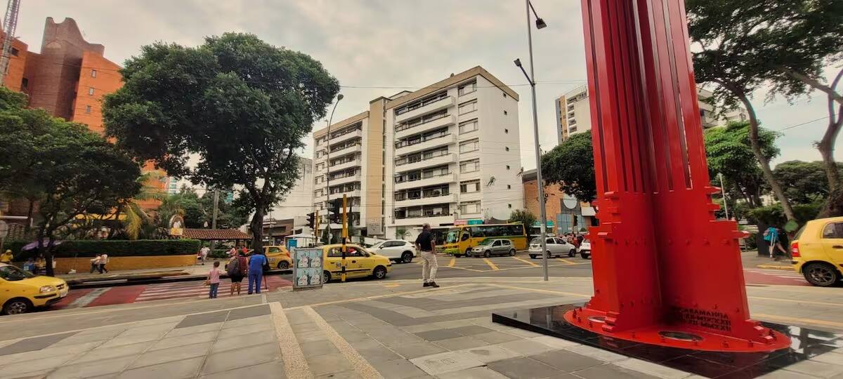 En sus inicios, a la Carrera 33 se le bautizó así: Avenida de las Américas. Con amplios andenes y centros comerciales, hoy se constituye como uno de los principales ejes económicos de la ciudad.