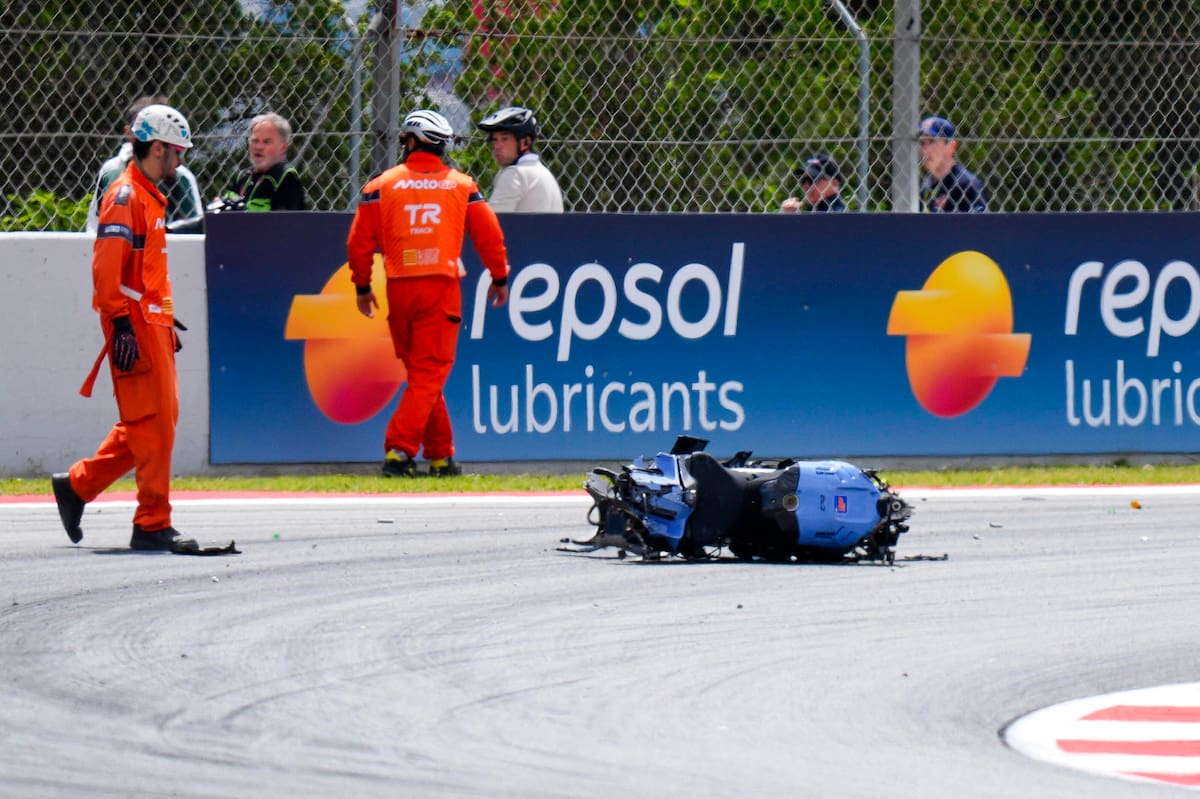 MONTMELÓ (BARCELONA), 17/05/2026.- Los operarios retiran la moto del piloto español de Moto GP Álex Márquez del equipo BK8 Gresini Racing tras su caída durante la carrera del Gran Premio de Cataluña, sexta prueba de los mundiales de motociclismo de velocidad en el Circuito de Barcelona-Cataluña disputada este domingo en Montmeló. EFE/Siu Wu