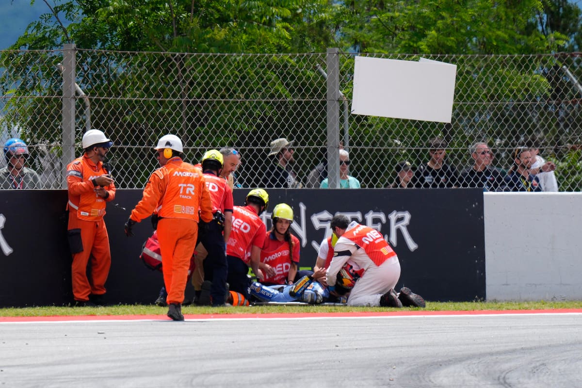 MONTMELÓ (BARCELONA), 17/05/2026.- El piloto español de Moto GP Álex Márquez del equipo BK8 Gresini Racing es atendido por sanitarios y miembros del circuito tras su caída durante la carrera del Gran Premio de Cataluña, sexta prueba de los mundiales de motociclismo de velocidad en el Circuito de Barcelona-Cataluña disputada este domingo en Montmeló. EFE/Siu Wu