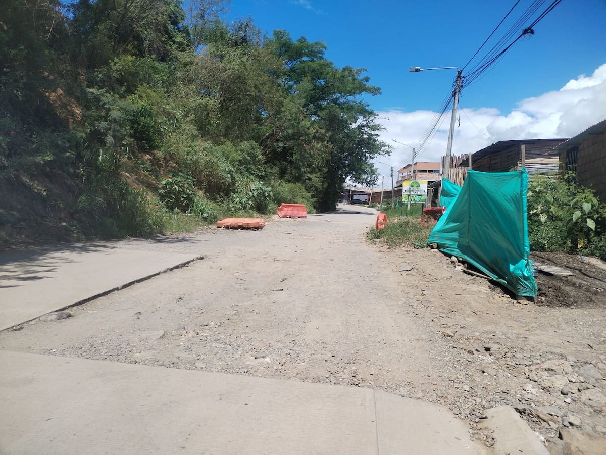 La instalación de pavimento y de la tubería de alcantarillado en más de 500 metros son algunos de los faltantes.
