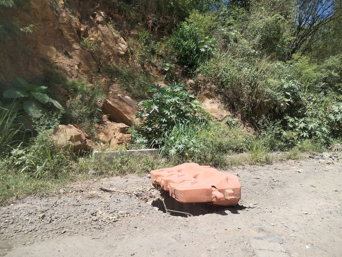 Una alcantarilla rota y posibles filtraciones de agua en el nuevo pavimento son denunciadas.