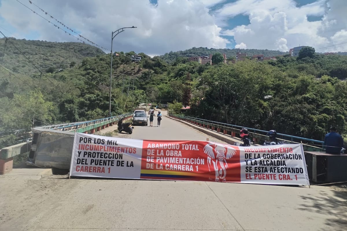 La comunidad cerró el tránsito vehicular en el sector del puente Bernardo Gómez Silva.