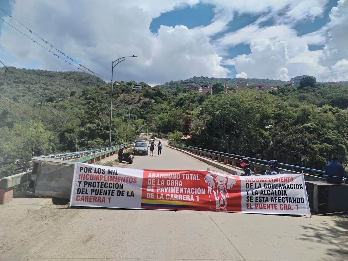 La comunidad cerró el tránsito vehicular en el sector del puente Bernardo Gómez Silva.