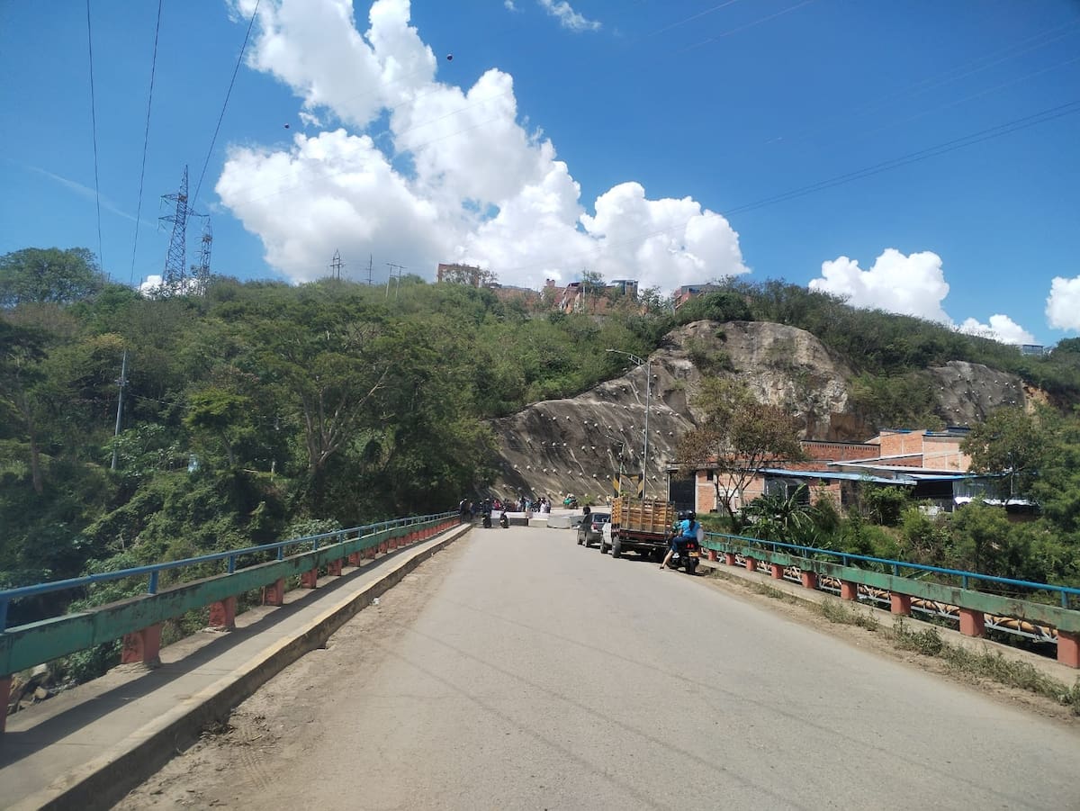 El arreglo del asfalto del puente Bernardo Gomez Silva es una de las exigencias.