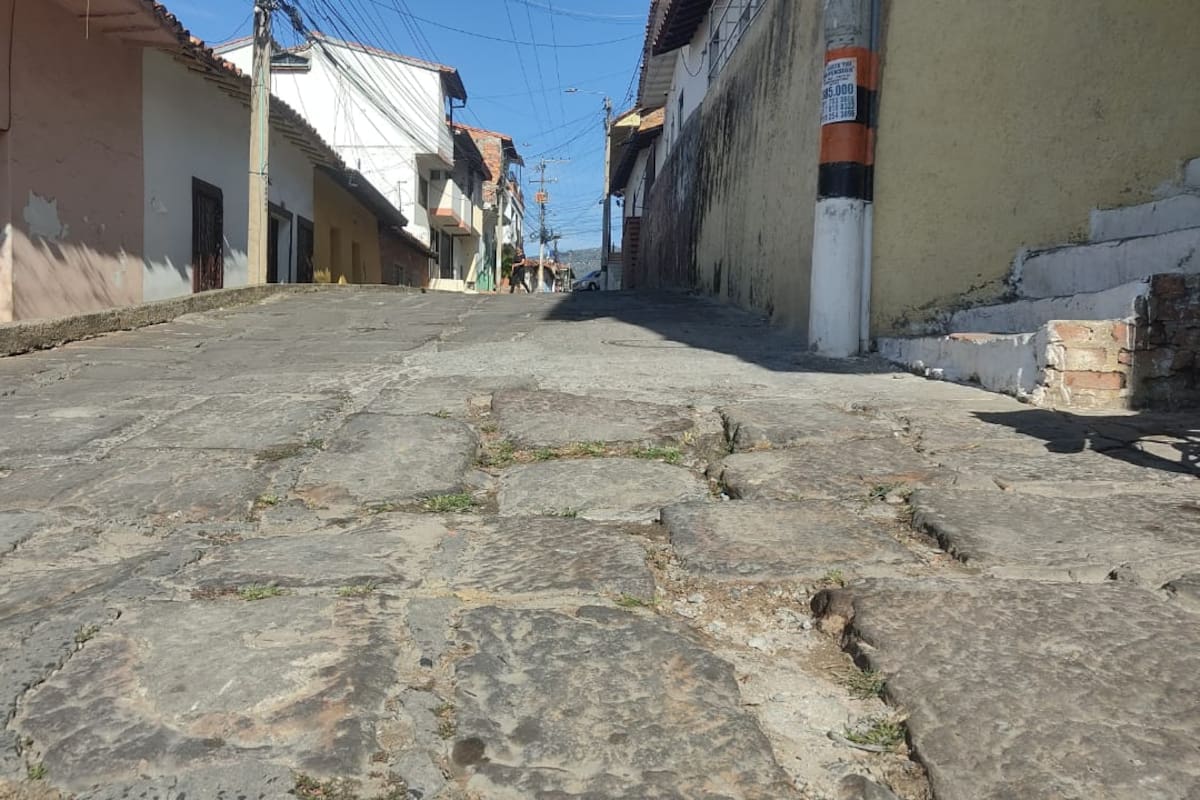Los hundimientos y huecos hacen intransitable la carrera séptima.