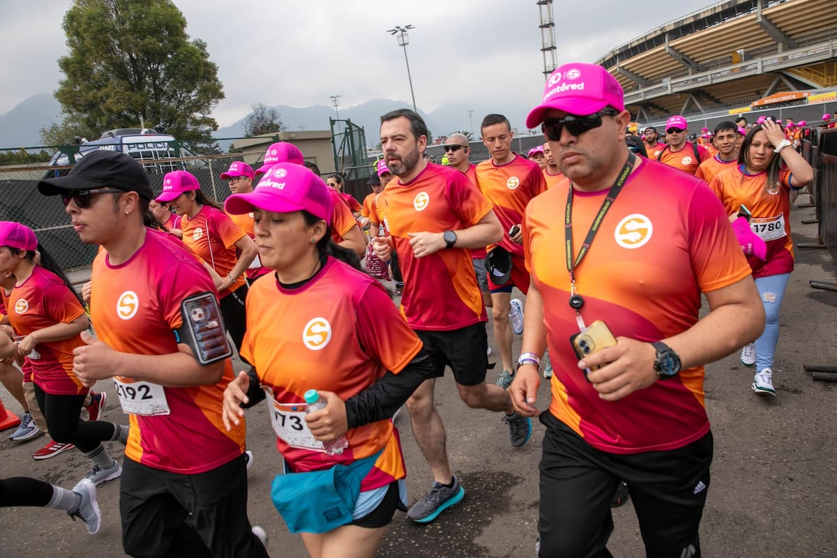 Voluntarios de la Fundación Solidaridad por Colombia alistan kits de emergencia para damnificados del terremoto en Pereira, Cali y Buenaventura.