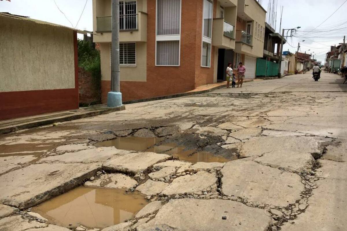 Según vecinos del sector y la Administración Municipal, el estado de la vía se debe al paso de vehículo pesado, por construcciones en el barrio Fátima. (Foto: Jhoan Calderón Bayona / VANGUARDIA LIBERAL)