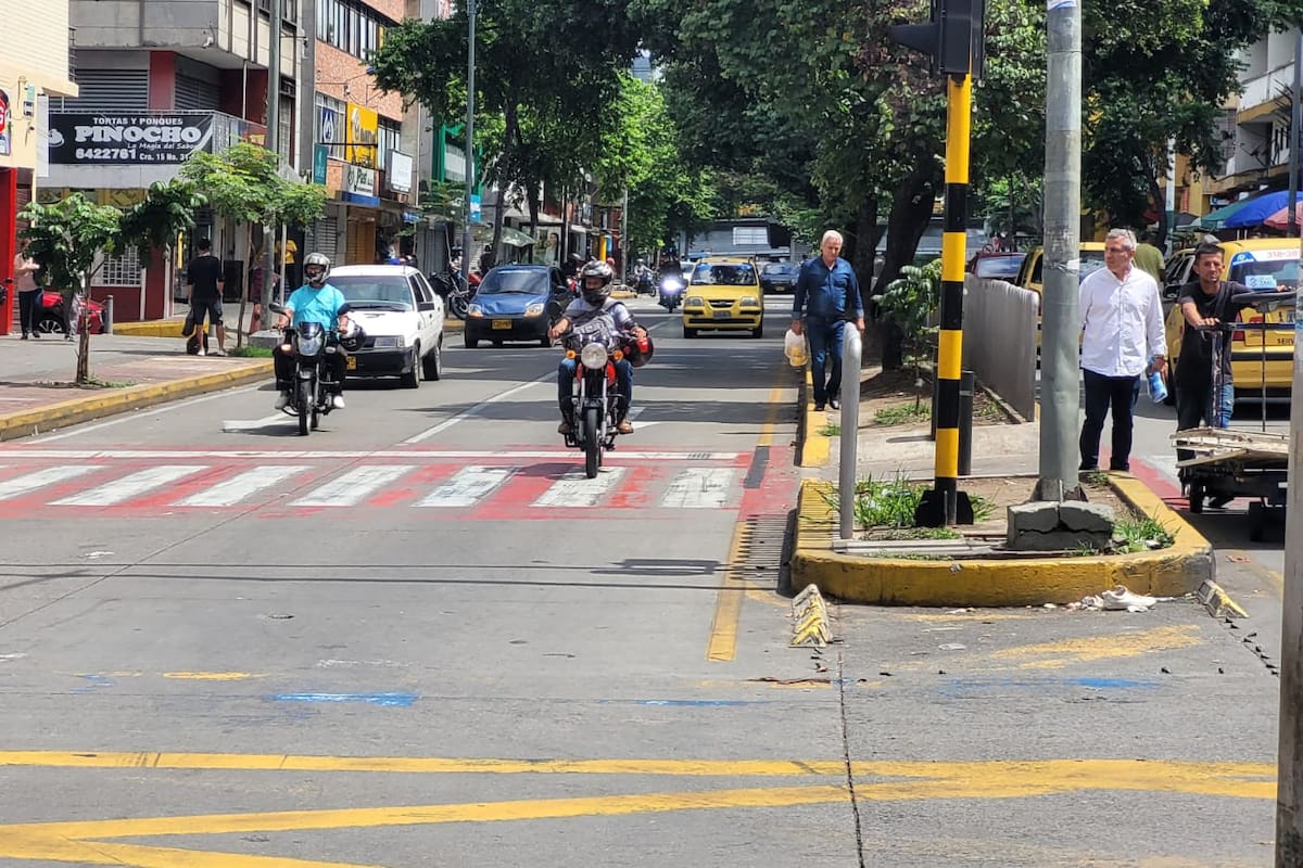 La invasión del Carril Exclusivo es 'pan de cada día'. Franz Rey/Vanguardia