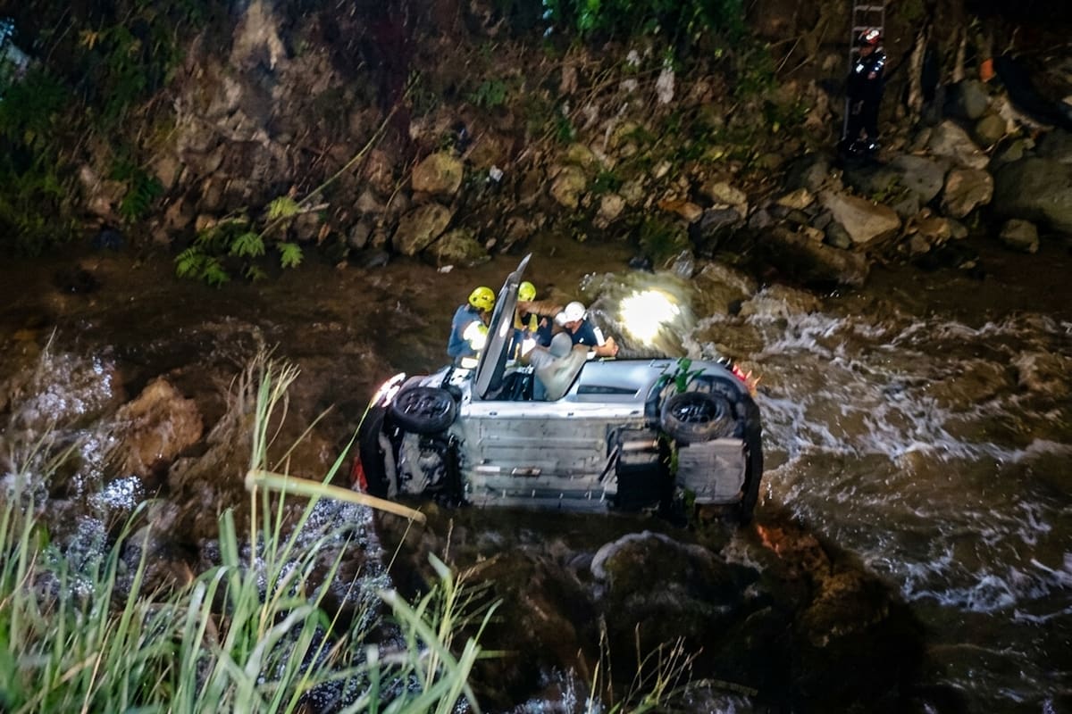 El incidente causó revuelo en una zona importante de este municipio. De manera casi milagrosa, la conductora salió ilesa.