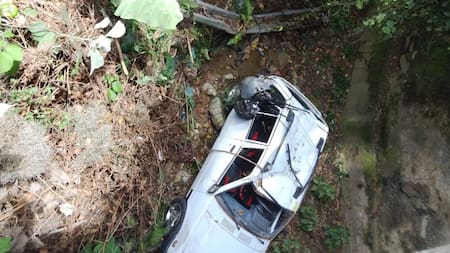 Carro rodó y cayó debajo de un puente en Bucaramanga: dos heridos
