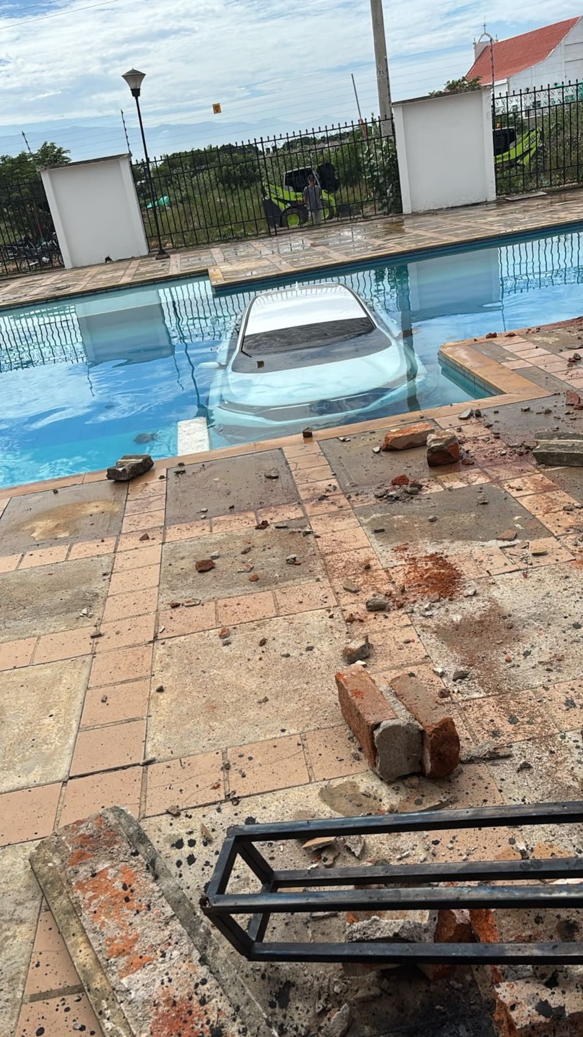 Una cámara de seguridad captó la inesperada caída de la camioneta al agua. Al parecer, una confusión al maniobrar habría provocado que la conductora acelerara hacia adelante.