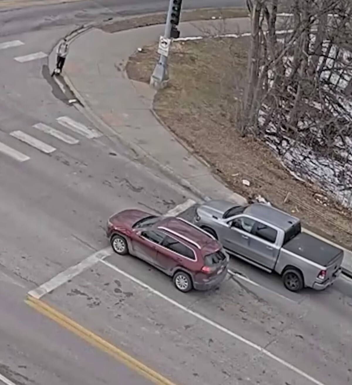 Un socavón inesperado se abre en la intersección de la calle 67 y Pacific Street en Omaha (Nebraska), engullendo dos vehículos detenidos en el semáforo, mientras equipos de emergencia trabajan en la zona.
Foto tomada de : Pantallazo de video en redes