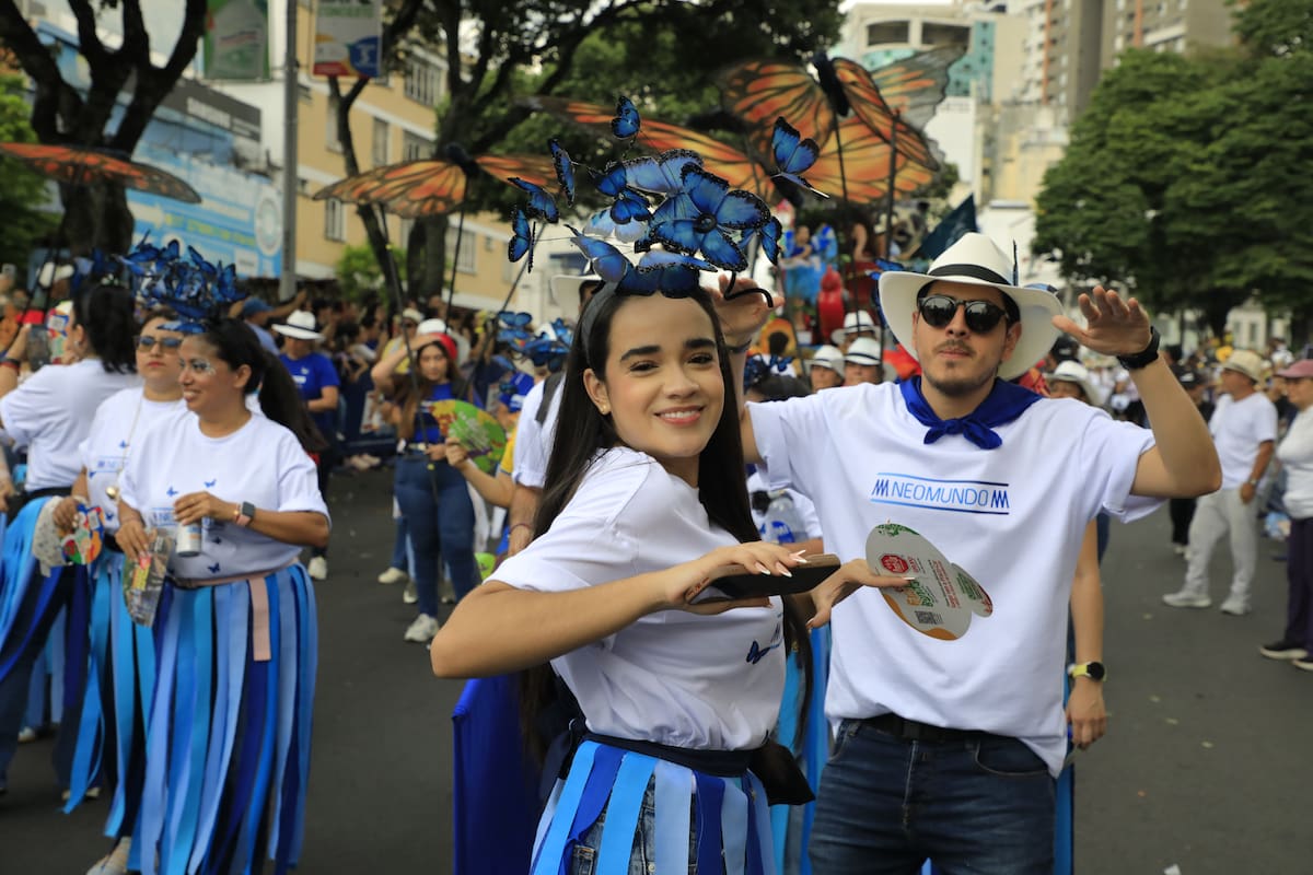 Mujeres de distintas generaciones acompañaron una carroza de Neomundo que convirtió la biodiversidad santandereana en una celebración de la vida, la memoria y la fuerza femenina. Foto: Jaime Moreno