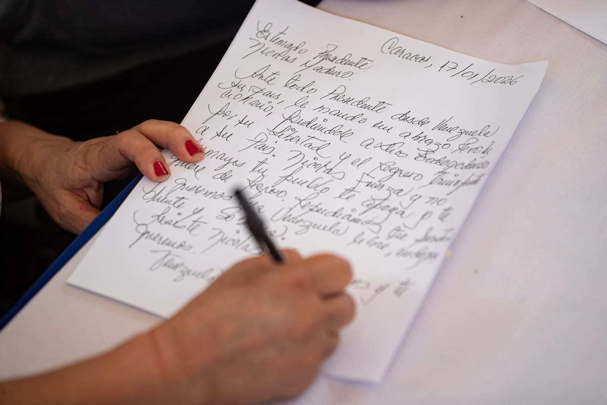 Una persona escribe una carta a Nicolás Maduro, detenido en una cárcel de Estados Unidos.