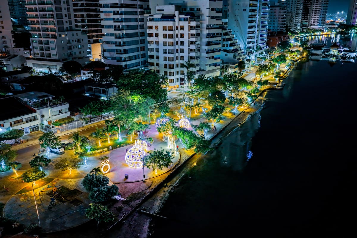 Los expertos plantean evaluar las condiciones del sistema eléctrico antes de adoptar restricciones a los alumbrados navideños, una tradición que también impulsa el turismo y las ventas en Colombia. // cortesía