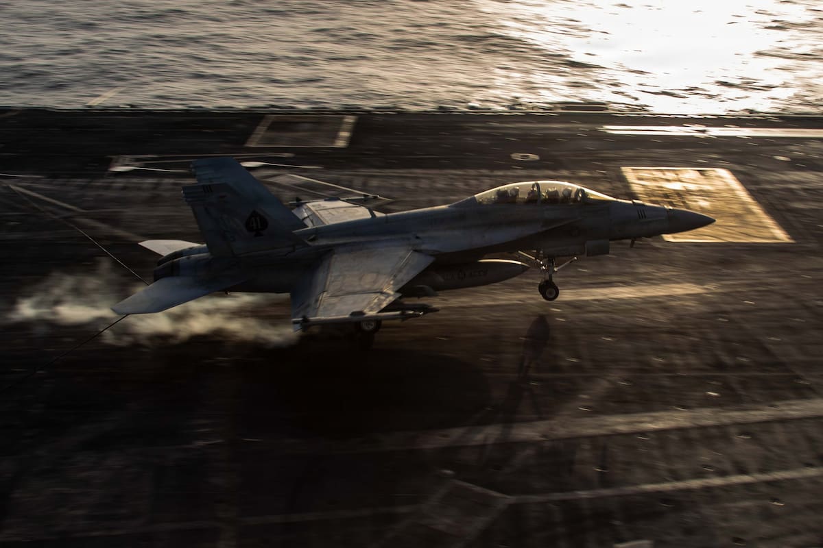 IRÁN, 04/04/2026.- Imagen facilitada por el CENTCOM el 3 de abril que muestra operaciones de vuelo en el USS Abraham Lincoln (CVN 72) . La caída de dos aviones militares estadounidenses en el conflicto de Irán este viernes, sumado a la búsqueda de un piloto de la Fuerza Aérea desaparecido en territorio enemigo, sume en el hermetismo al Gobierno del presidente estadounidense, Donald Trump, sobre el conflicto, que ha contemplado terminar en unas tres semanas. EFE/ CENTCOM - SOLO USO EDITORIAL/SOLO DISPONIBLE PARA ILUSTRAR LA NOTICIA QUE ACOMPAÑA (CRÉDITO OBLIGATORIO) -
