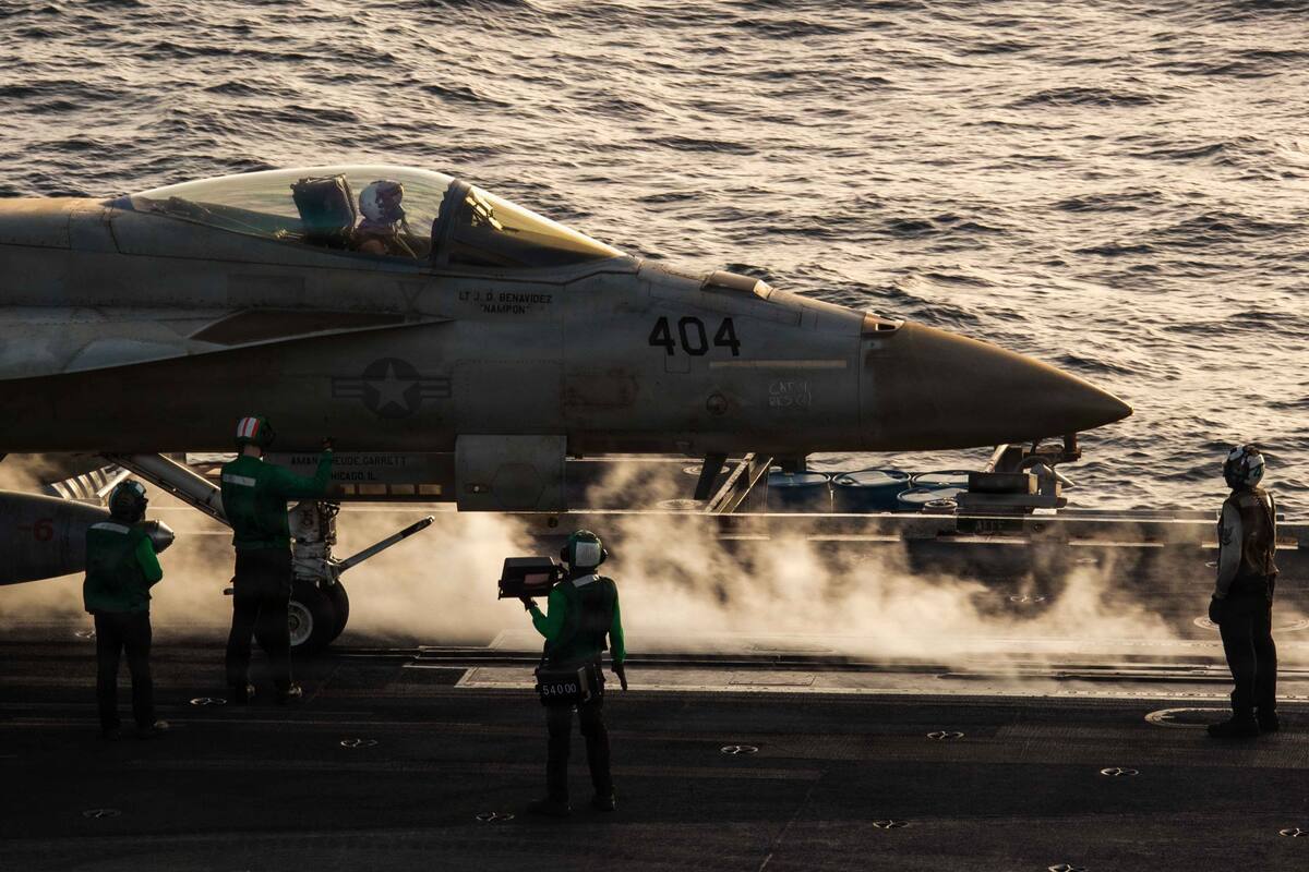IRÁN, 04/04/2026.- Imagen facilitada por el CENTCOM el 3 de abril que muestra operaciones de vuelo en el USS Abraham Lincoln (CVN 72) . La caída de dos aviones militares estadounidenses en el conflicto de Irán este viernes, sumado a la búsqueda de un piloto de la Fuerza Aérea desaparecido en territorio enemigo, sume en el hermetismo al Gobierno del presidente estadounidense, Donald Trump, sobre el conflicto, que ha contemplado terminar en unas tres semanas. EFE/ CENTCOM - SOLO USO EDITORIAL/SOLO DISPONIBLE PARA ILUSTRAR LA NOTICIA QUE ACOMPAÑA (CRÉDITO OBLIGATORIO) -