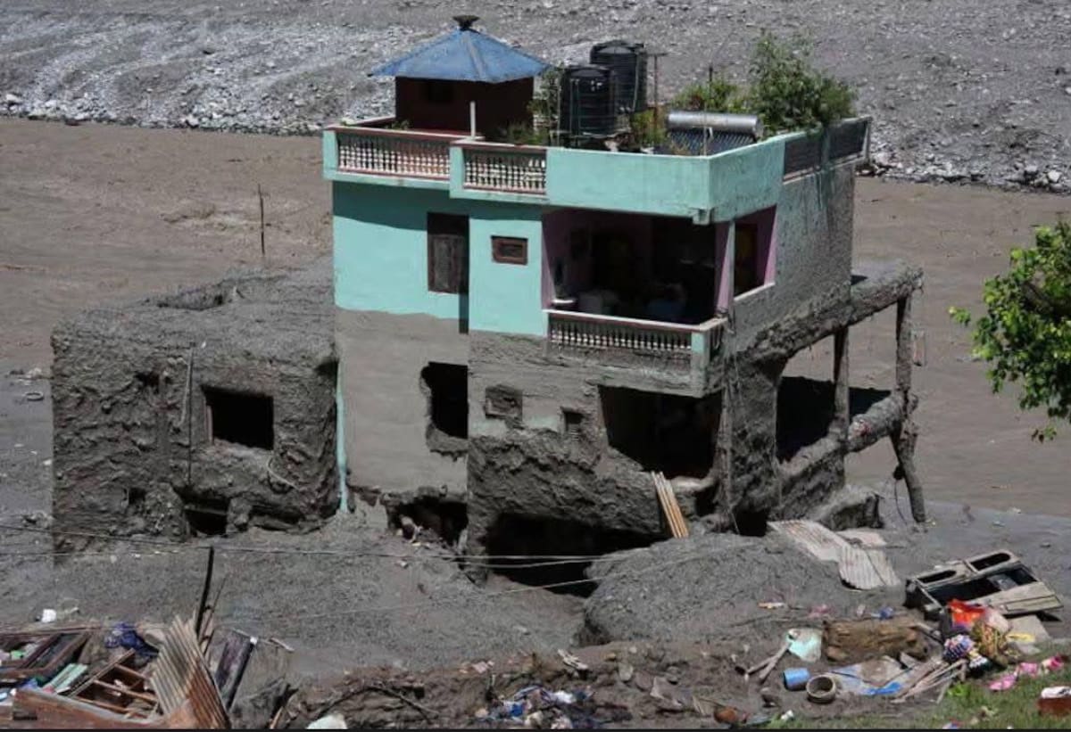 El torrente provocado por el desastre arrasó vehículos, construcciones y parte de la infraestructura en las zonas afectadas de Nepal.