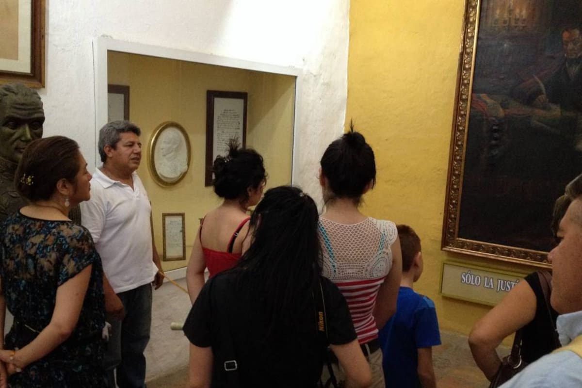 Numerosos turistas han visitado las diversas salas que integran los museos de la casa de la cultura “Horacio Rodríguez Plata” del Socorro. En la gráfica, el guía en la sala del Libertador. (Foto: Luis Fernando Martínez /VANGUARDIA LIBERAL)
