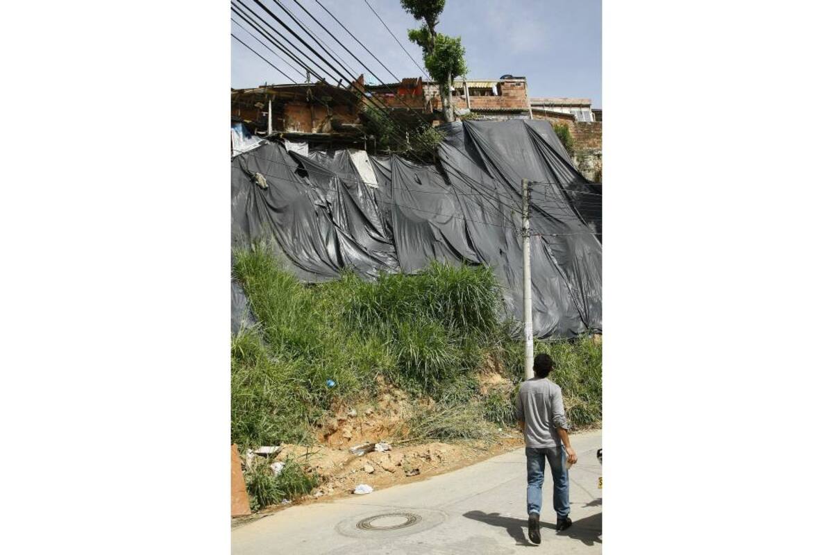 Los residentes del sector instalaron plásticos para contrarrestar los constantes deslizamientos en la zona. (Foto: César Flórez / VANGUARDIA LIBERAL)