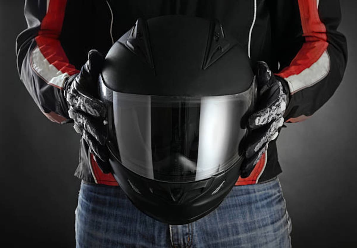 Un motociclista con un casco. Pixabay /