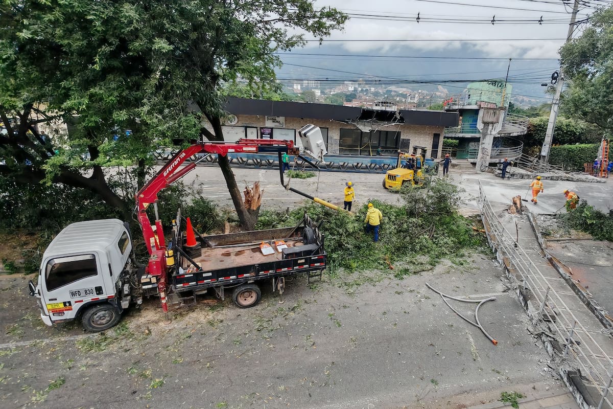 Además de las alertas y llamados de la comunidad, las autoridades ya tenían información técnica sobre el estado de corrosión y los hundimientos evidenciados, por parte de expertos, en una de las vigas que sostenían este paso elevado. (Foto: Marco Valencia / VANGUARDIA)