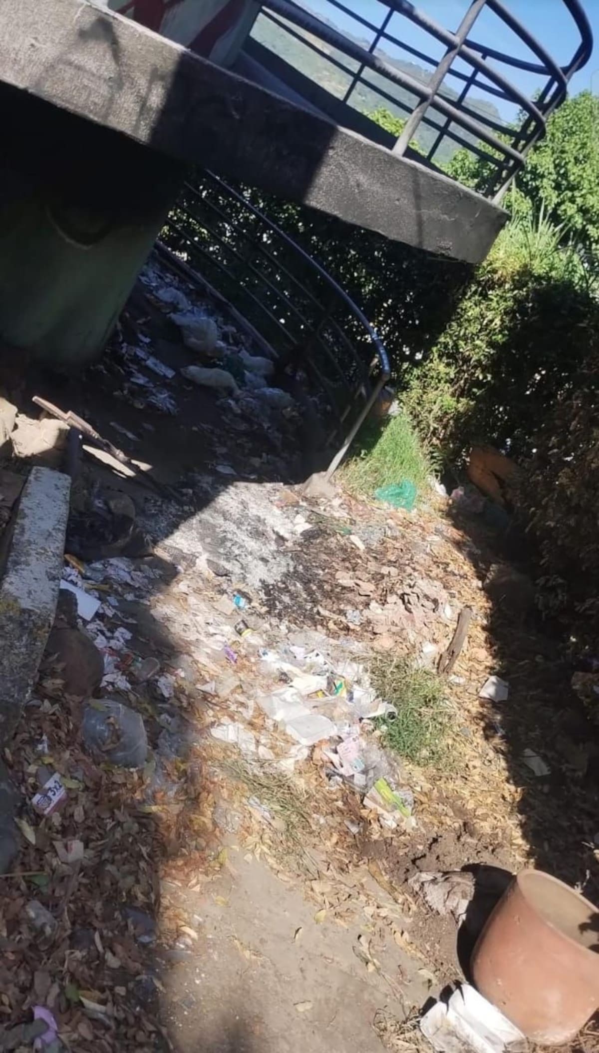 Este era el estado de suciedad en el que permanecía este puente peatonal, en Girón. La comunidad denuncia que ni siquiera se realizaban tareas de aseo en dicha estructura. (Foto: suministrada / VANGUARDIA)
