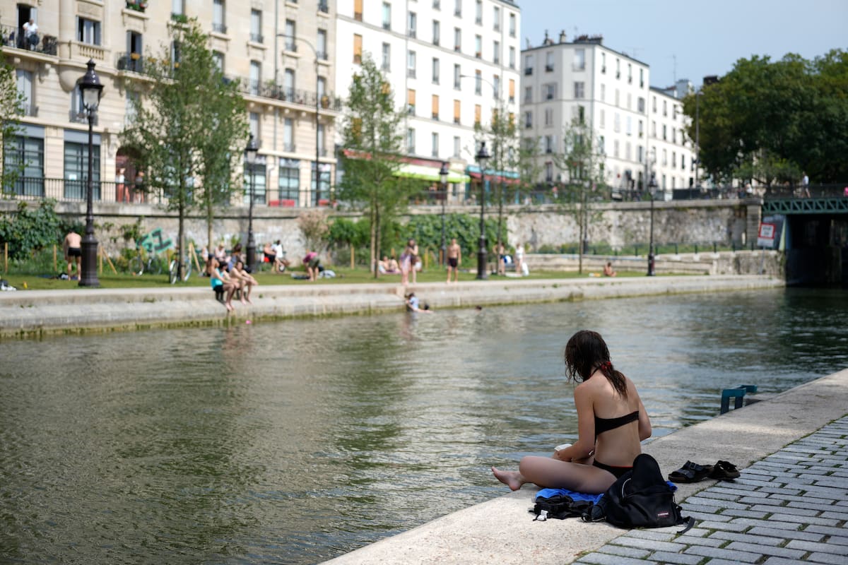 Varios parisinos se refrescan a orillas del Sena en París, en una imagen de esta semana. EFE/ Edgar Sapiña