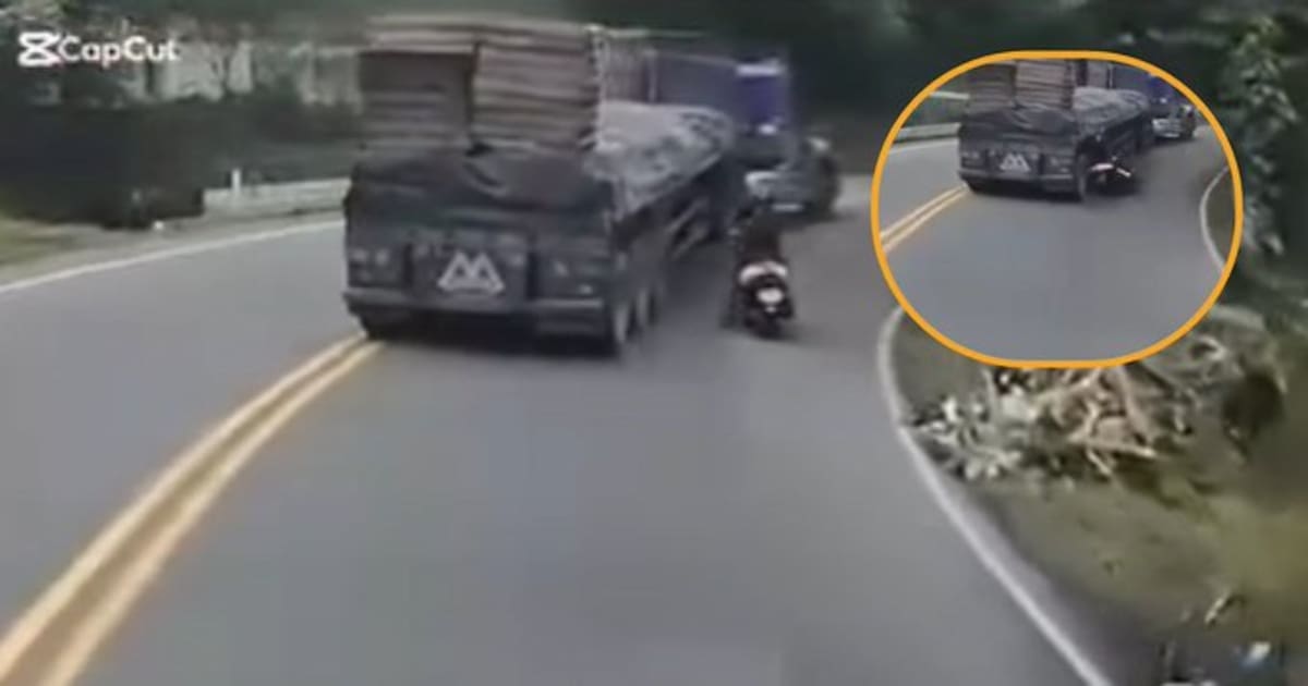 Un motociclista estuvo a centímetros de la muerte tras perder el control de su vehículo y caer justo delante de una tractomula en movimiento.