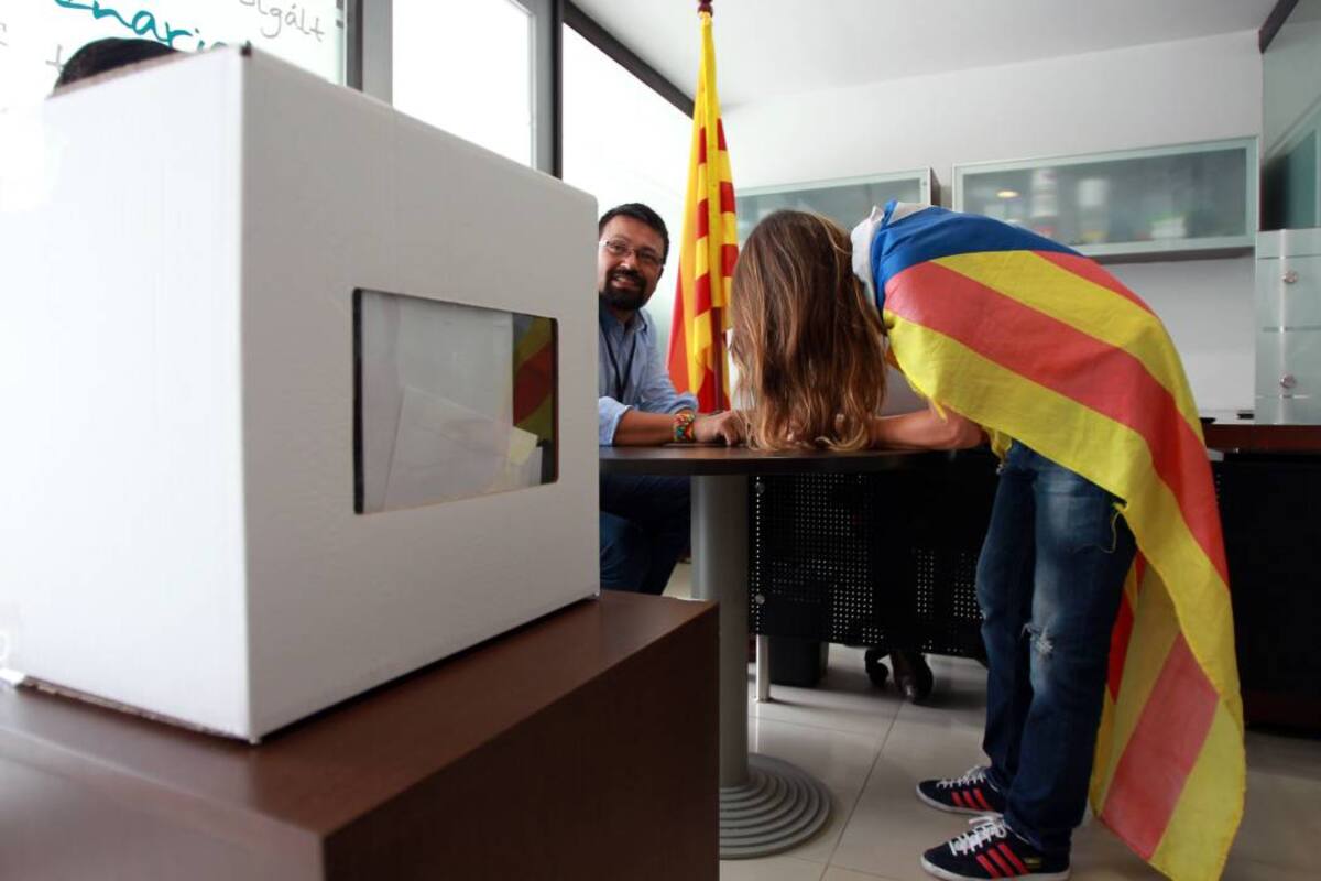 Unos 103 catalanes han participado en consulta no vinculante que permaneció abierta en Colombia hasta las 8:00 p.m. (Foto: EFE/VANGUARDIA LIBERAL)