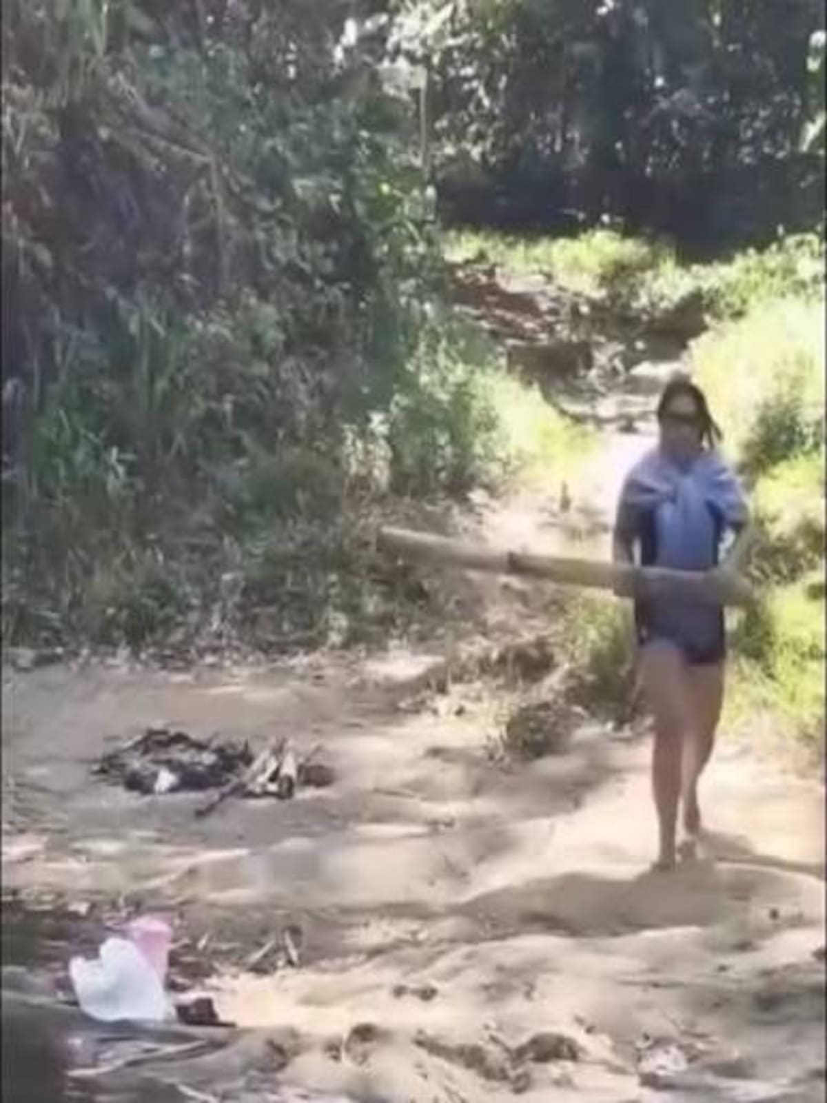 El video muestra a la mujer que llegó sigilosamente al lugar de los hechos armada con un grueso trozo de madera.