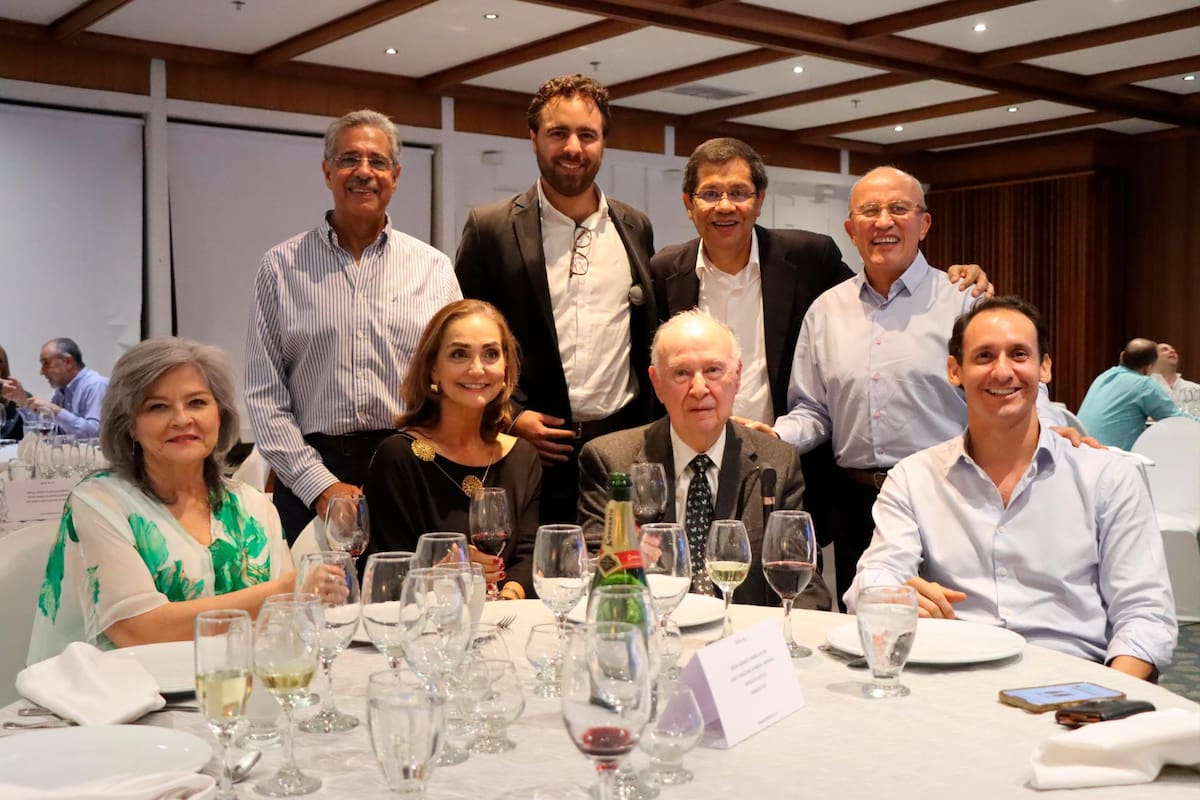 Guillermo Samur y señora, Paul Pico, Marcos Pico, Óscar Horacio Torres y señora, César Torres y Juan Pablo Remolina. Diego Calderón / VANGUARDIA