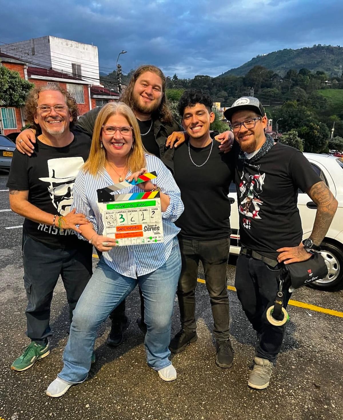 Catalina Serrano con Mario Mantilla y el equipo de Juegan como niñas.