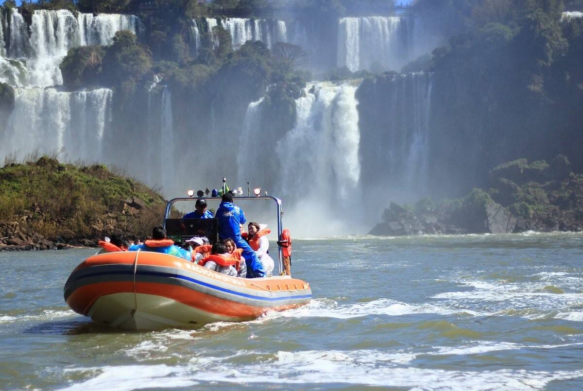 Un turista de Países Bajos murió y dos personas resultaron heridas tras el vuelco de una embarcación turística en las cataratas del Iguazú, Brasil.
