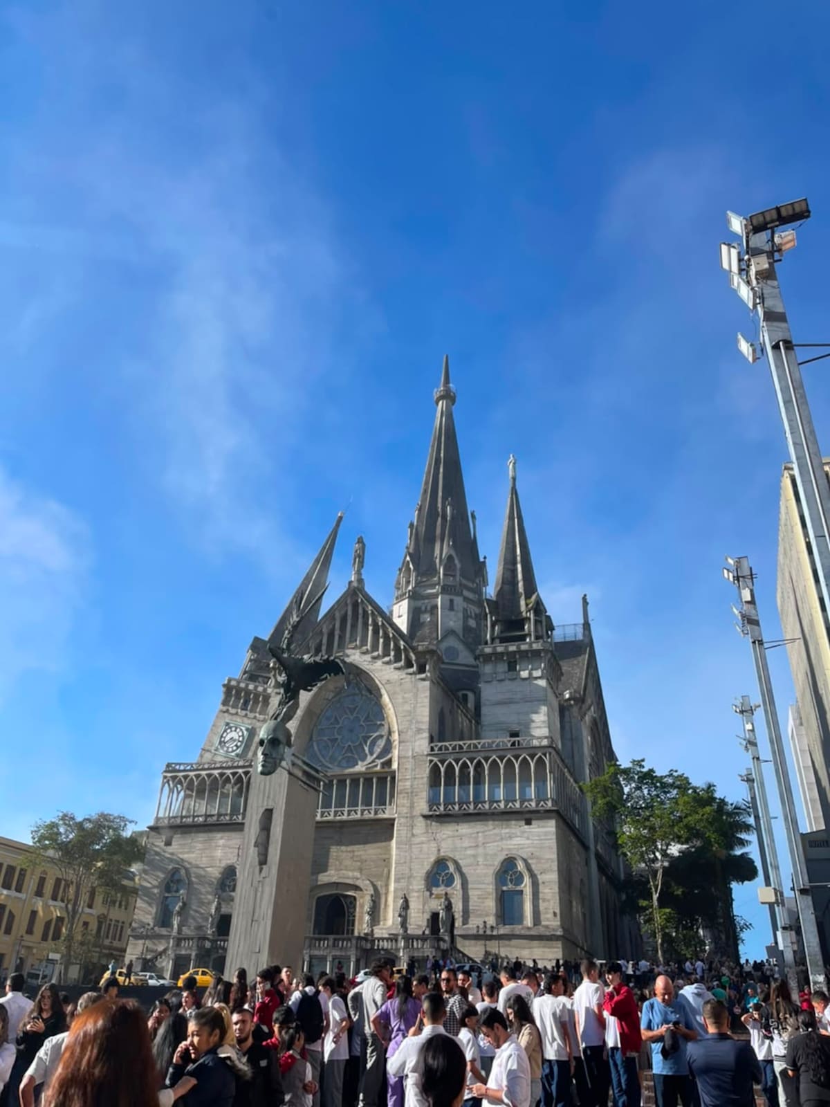 Catedral de Manizales sufrió daños por el sismo de magnitud 7,4: así está el Eje Cafetero. Foto tomada de x/VANGUARDIA