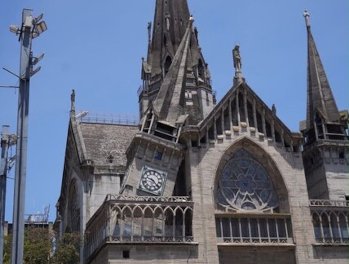 Así se ve una de las tres torres de la Catedral de Manizales, luego del sismo de 7,4 que ayer vivió la ciudad. // Colprensa - Santiago Álvarez.