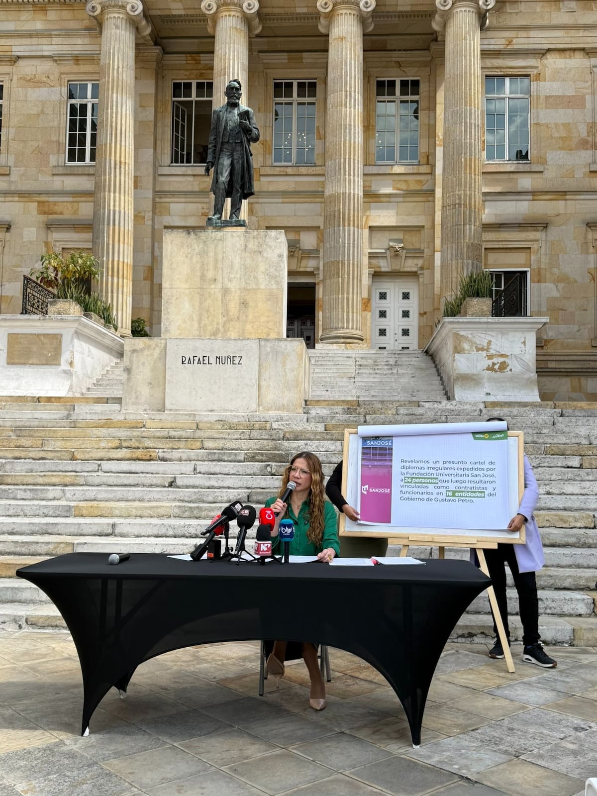 Rueda de prensa donde la representante a la Cámara del Partido Alianza Verde, Catherine Juvinao denunció que ha detectado 24 casos de funcionarios y contratistas con presuntas irregularidades para obtener su diploma profesional.